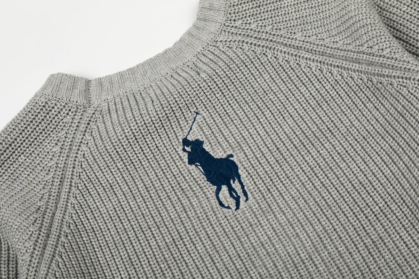 P220 Top quality" Style number: DS812# (not off the shelves all year round) [Ralph Lauren round neck piqué knitted sweater with war horse embroidery on the front and back] ✅Ralph Lauren classic basic versatile round neck pullover sweater for men and women ✅Main supply platform live broadcast Wholesale entity Replenish if out of stock Not removed from the shelves ✅ZP quality 1:1 version Scan the code to enter the GF website Counter quality ✅Detailed quality The only one in Guangzhou Imported quality cotton yarn Mainly high-end, cost-effective, good quality needless to say ✅The version is restored to the original order, the maximum size can be worn up to 200 pounds, loose, comfortable and stress-free ✅The upper body is simple and easy to match, ootd must-have style, good-looking clothes are never picky, a must-have item in the wardrobe is recommended. Size: S-XL Color: White, gray, khaki, navy blue, brown, burgundy, black with white label, black with red label